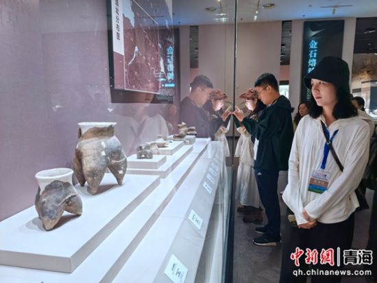 图为采访团参观博物馆。李隽 摄 图为采访团参观博物馆。李隽 摄