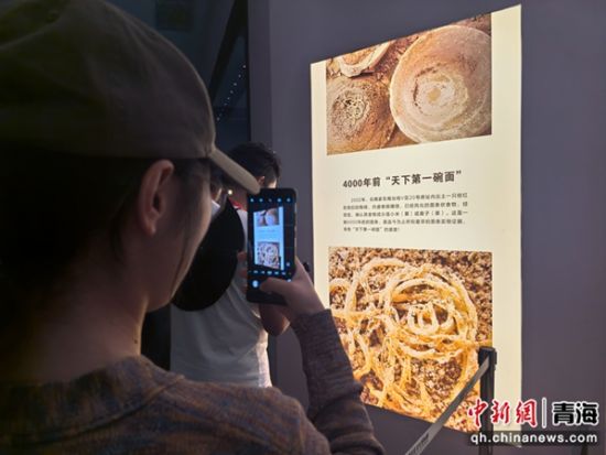 图为采访团参观博物馆。李隽 摄 图为采访团参观博物馆。李隽 摄