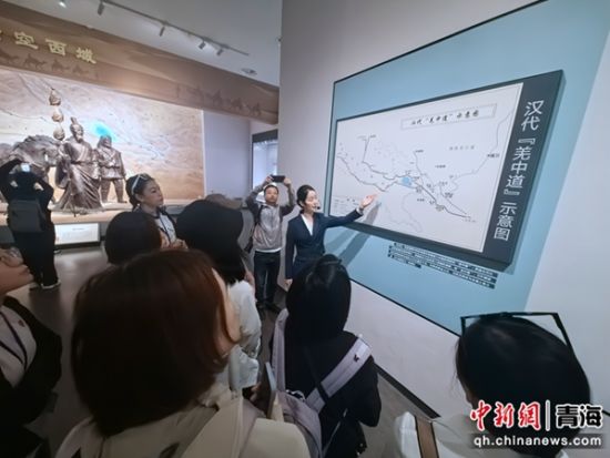 图为采访团参观博物馆。李隽 摄 图为采访团参观博物馆。李隽 摄