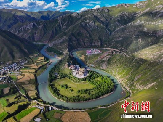 2024年8月21日，航拍澜沧江东源孜曲。中新社记者 马铭言 摄