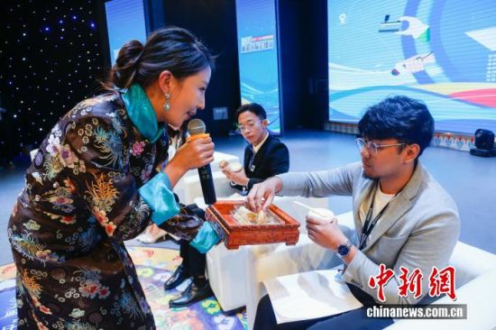 2024年8月18日，“同饮一江水 光影耀澜湄”2024澜湄国际影像周在青海省玉树藏族自治州玉树市正式启动。图为来自澜沧江-湄公河流域国家的6名青年代表品尝玉树酸奶、奶酪等当地特色农畜产品。中新社记者 马铭言 摄