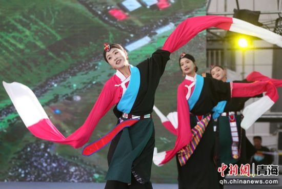 图为阿尼玛卿生态体育文化节文艺表演。 张忠苹 摄