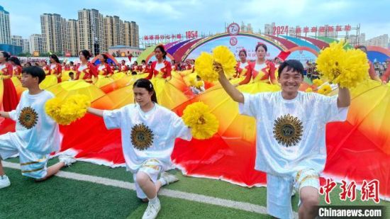 图为土乡民众载歌载舞庆祝互助县成立70周年。李隽 摄 图为土乡民众载歌载舞庆祝互助县成立70周年。李隽 摄