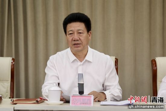 图为海南州委副书记、州长尕玛朋措主持会议。海南州政府办公室供图 图为海南州委副书记、州长尕玛朋措主持会议。海南州政府办公室供图