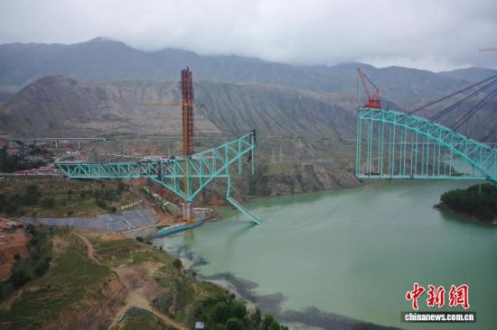 图为西成铁路(西宁-成都)尖扎黄河特大桥施工项目“8·22”重大垮塌事故现场。李隽 摄