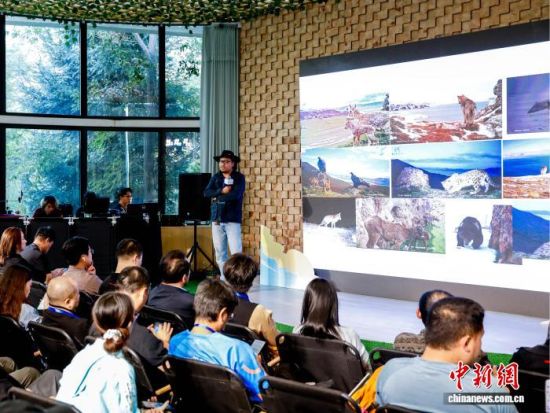 图为原上草自然保护中心创始人阿旺分享观测野生动物的故事。李隽 摄