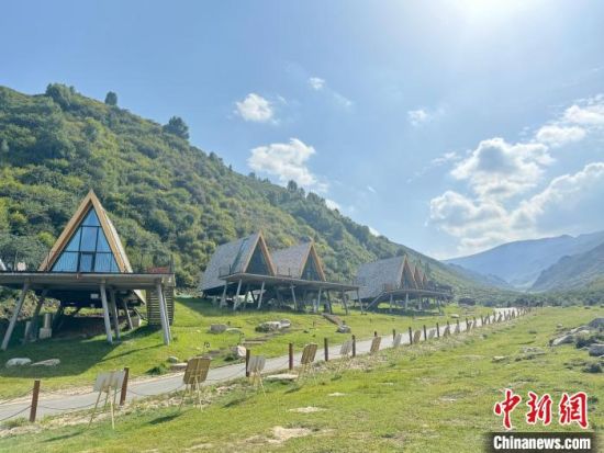 图为西宁市大通县柏木沟生态景区的“树蛙部落”民宿。潘雨洁 摄 图为西宁市大通县柏木沟生态景区的“树蛙部落”民宿。潘雨洁 摄