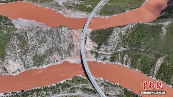 图为杂多县澜沧江第一湾。马铭言摄