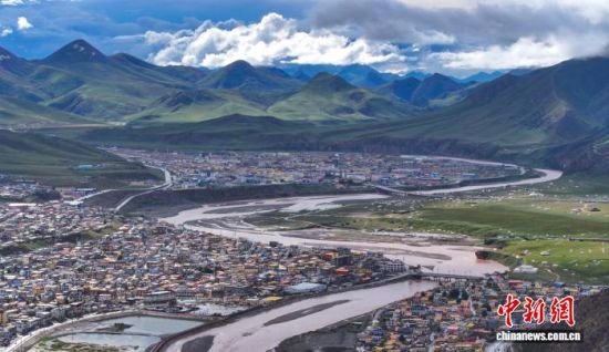 图为航拍杂多县城。马铭言摄