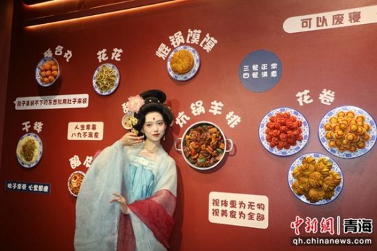 。图为游客打卡东城·非遗共富工坊。 城东区文体旅游科技局供图 。图为游客打卡东城·非遗共富工坊。 城东区文体旅游科技局供图