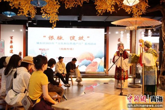 图为游客z在东城·非遗共富工坊内观看演出。 城东区文体旅游科技局供图 图为游客z在东城·非遗共富工坊内观看演出。 城东区文体旅游科技局供图