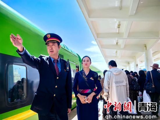图为日喀则站客运员组织旅客上车。祁生龙 摄 图为日喀则站客运员组织旅客上车。祁生龙 摄