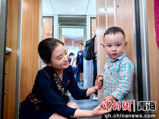 图为列车乘务员与旅客互动。祁生龙 摄 图为列车乘务员与旅客互动。祁生龙 摄