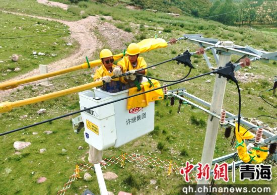 图为国网西宁供电公司配网不停电作业中心在湟源县首次使用履带式绝缘斗臂车带电作业。刘玉斌摄 图为国网西宁供电公司配网不停电作业中心在湟源县首次使用履带式绝缘斗臂车带电作业。刘玉斌摄