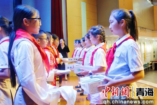 图为两地少先队员互赠礼物。兴海县委宣传部供图 图为两地少先队员互赠礼物。兴海县委宣传部供图