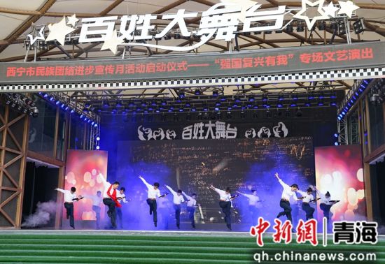 图为演出现场的舞蹈表演《青春211》。 马铭言摄 图为演出现场的舞蹈表演《青春211》。 马铭言摄