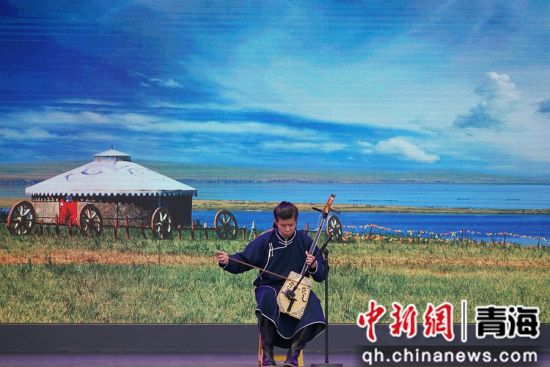 图为演出现场的马头琴表演。 马铭言摄 图为演出现场的马头琴表演。 马铭言摄