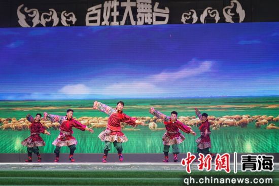 图为演出现场的舞蹈表演。 马铭言摄 图为演出现场的舞蹈表演。 马铭言摄