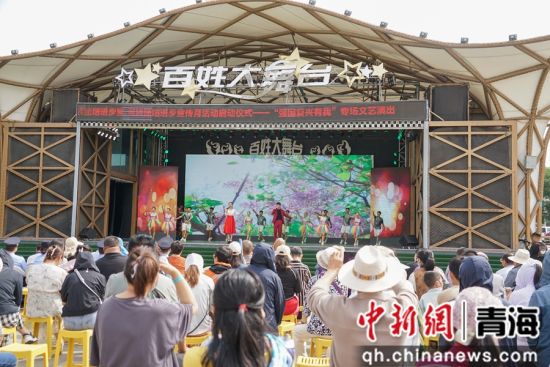 图为民众观看“强国复兴有我”专场文艺演出。 马铭言摄 图为民众观看“强国复兴有我”专场文艺演出。 马铭言摄