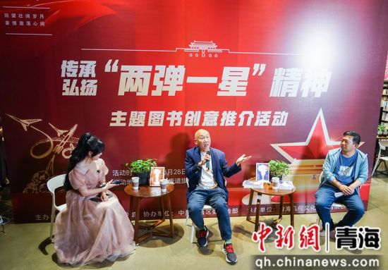 图为电影《钱学森》导演张建亚分享电影的创作历程。 马铭言摄 图为电影《钱学森》导演张建亚分享电影的创作历程。 马铭言摄