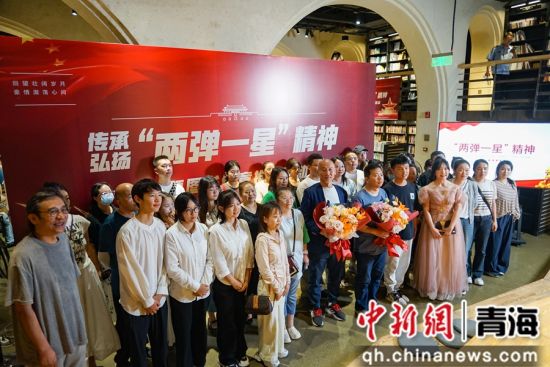 图为参与者合影留念。 马铭言摄 图为参与者合影留念。 马铭言摄
