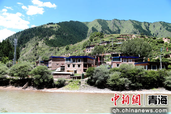  图为藏式碉楼。张忠苹摄