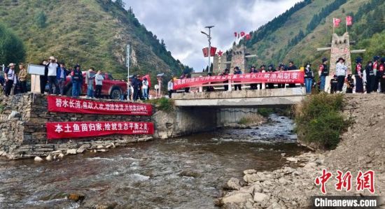 图为增殖放流现场。青海省农业农村厅供图 图为增殖放流现场。青海省农业农村厅供图