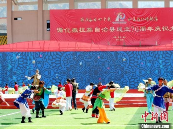 图为当地民众载歌载舞庆祝。李隽 摄 图为当地民众载歌载舞庆祝。李隽 摄