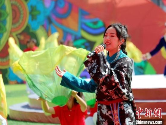 图为当地民众在庆祝大会上载歌载舞。李隽 摄 图为当地民众在庆祝大会上载歌载舞。李隽 摄