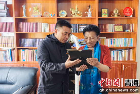 图为祁乐廷(左一)看望慰问诺尔德。李庆摄 图为祁乐廷(左一)看望慰问诺尔德。李庆摄