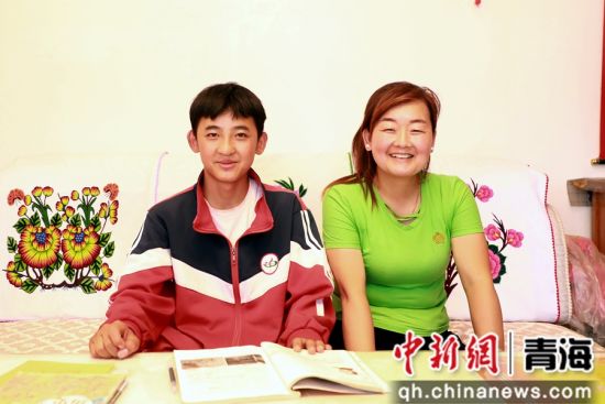 图为拾金不昧的安子平和母亲在一起。石延寿 摄 图为拾金不昧的安子平和母亲在一起。石延寿 摄