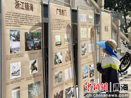 图为观看展览的学生。祁绣娟 摄