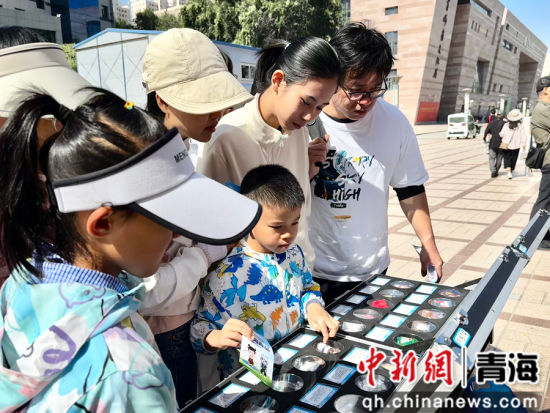 图为民众零距离观摩毒品仿真模型。祁绣娟 摄