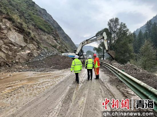图为清理泥石流路段。省交通综合执法湟源干线支队供图 图为清理泥石流路段。省交通综合执法湟源干线支队供图
