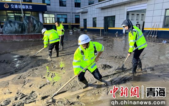 图为执法人员们清理现场。省交通综合执法湟源干线支队供图 图为执法人员们清理现场。省交通综合执法湟源干线支队供图
