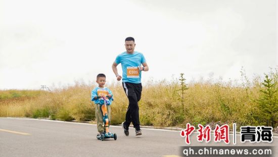 图为参赛选手在比赛途中。海元供图 图为参赛选手在比赛途中。海元供图