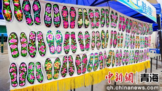 图为比赛现场展示的手工艺品。海元供图 图为比赛现场展示的手工艺品。海元供图