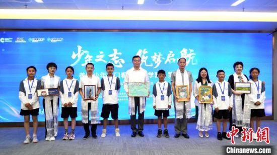 图为“少年之志,筑梦起航”善建少年出门看世界研学营(第二期)学生代表为深青各单位赠送亲手制作的礼物。 祁妙 摄 图为“少年之志,筑梦起航”善建少年出门看世界研学营(第二期)学生代表为深青各单位赠送亲手制作的礼物。 祁妙 摄