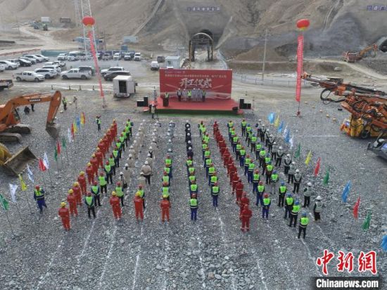 图为无人机航拍开工现场。 杨梦瑶 供图 图为无人机航拍开工现场。 杨梦瑶 供图