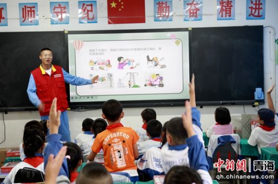 图为9月2日国网同仁市供电公司阿玮电力爱心服务队走进同仁市第一完全小学三年级二班开展安全用电进校园活动,为学生们讲解安全用电常识。祁正吉摄 图为9月2日国网同仁市供电公司阿玮电力爱心服务队走进同仁市第一完全小学三年级二班开展安全用电进校园活动,为学生们讲解安全用电常识。祁正吉摄