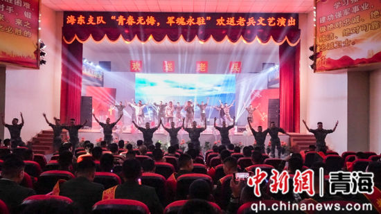  图为文艺演出现场。罗子怡 摄