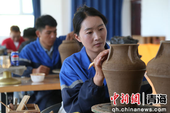 图为在班玛黑陶培训及体验中心，工人正在制作黑陶作品。张忠苹 摄