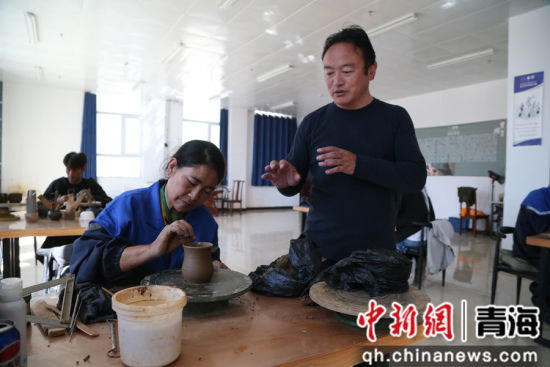 图为在班玛黑陶培训及体验中心，谢格太指导工人制作黑陶。张忠苹 摄