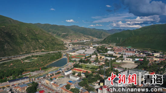 图为航拍下的班玛县城。 张忠苹 摄