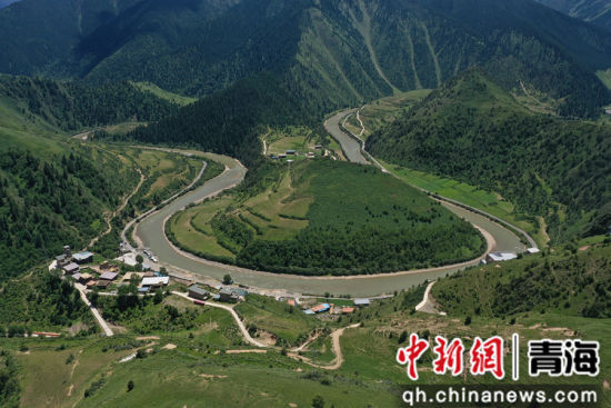 图为航拍下位于班玛县灯塔乡的玛可河林场。 张忠苹 摄