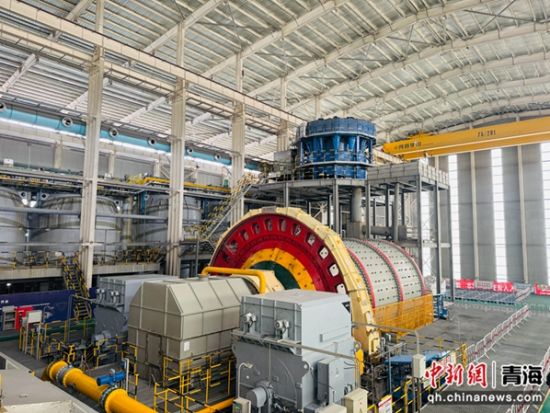 图为选矿车间的球磨机。 孙睿 摄
