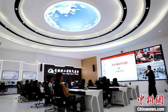 6月27日,青海理工学院以首次本科招生为契机举办了2024年校园开放日的活动。薛蒂 摄 6月27日,青海理工学院以首次本科招生为契机举办了2024年校园开放日的活动。薛蒂 摄