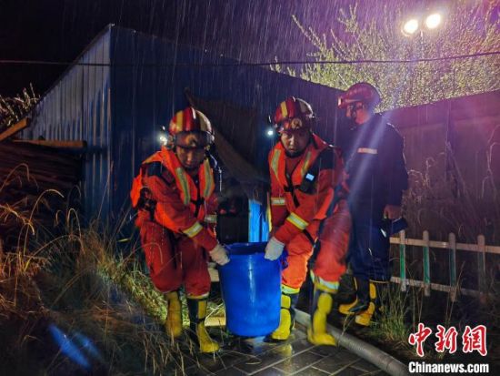 图为青海省海南州兴海县子科滩镇安多民俗村因降雨导致民房积水,救援人员开展排涝作业。青海省消防救援总队供图 图为青海省海南州兴海县子科滩镇安多民俗村因降雨导致民房积水,救援人员开展排涝作业。青海省消防救援总队供图