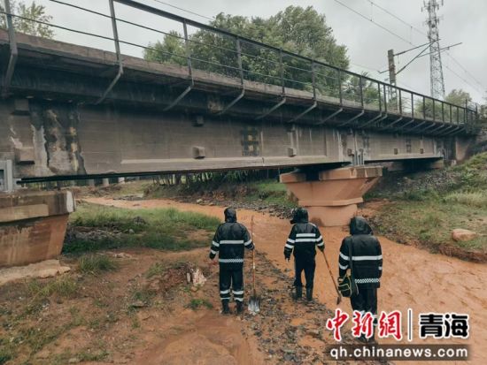 图为青藏集团公司工作人员全力确保铁路运输畅通无阻。青藏集团公司供图 图为青藏集团公司工作人员全力确保铁路运输畅通无阻。青藏集团公司供图