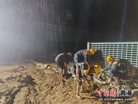 图为青藏集团公司工作人员全力确保铁路运输畅通无阻。青藏集团公司供图 图为青藏集团公司工作人员全力确保铁路运输畅通无阻。青藏集团公司供图